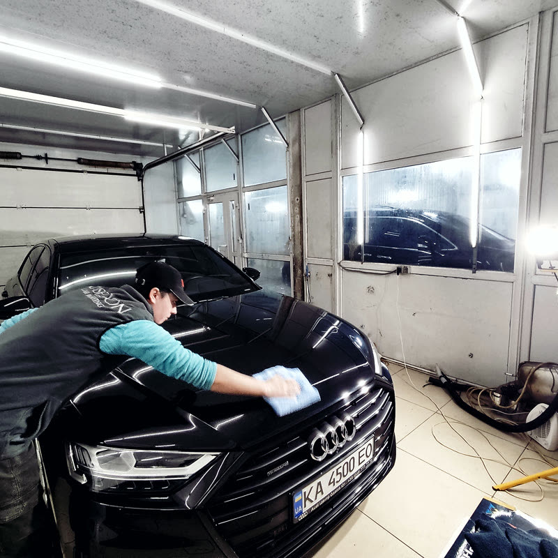 Поліровка кузова Audi під контрольним світлом