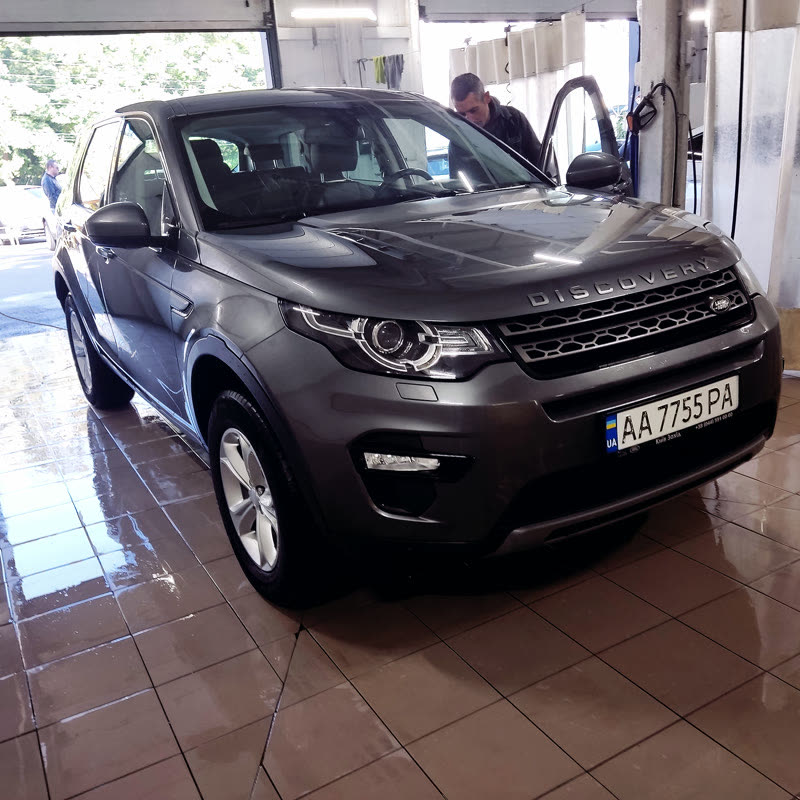Land Rover Discovery у боксі після мийки