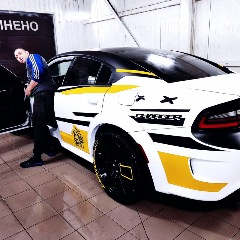 Dodge Charger у мийному боксі POSEIDON